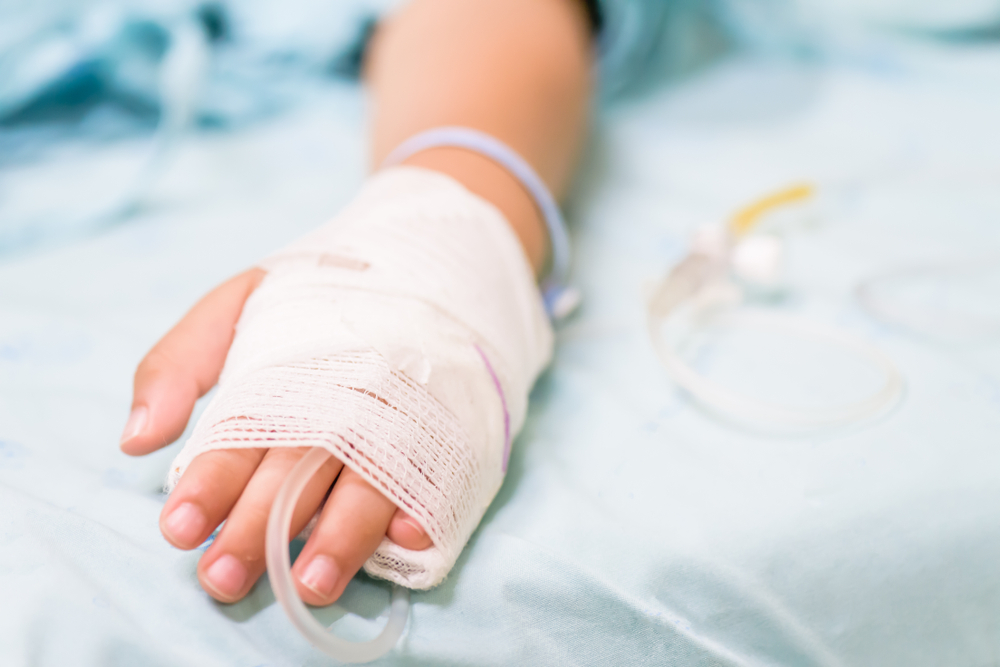SelectiveFocusAndCloseupKidHandSleepsOnABed - welltica.dk - Vejen til et bedre liv