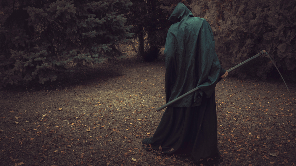 DeathGrimReaperWithHisScytheLurkingInTheWoods - welltica.dk - Vejen til et bedre liv