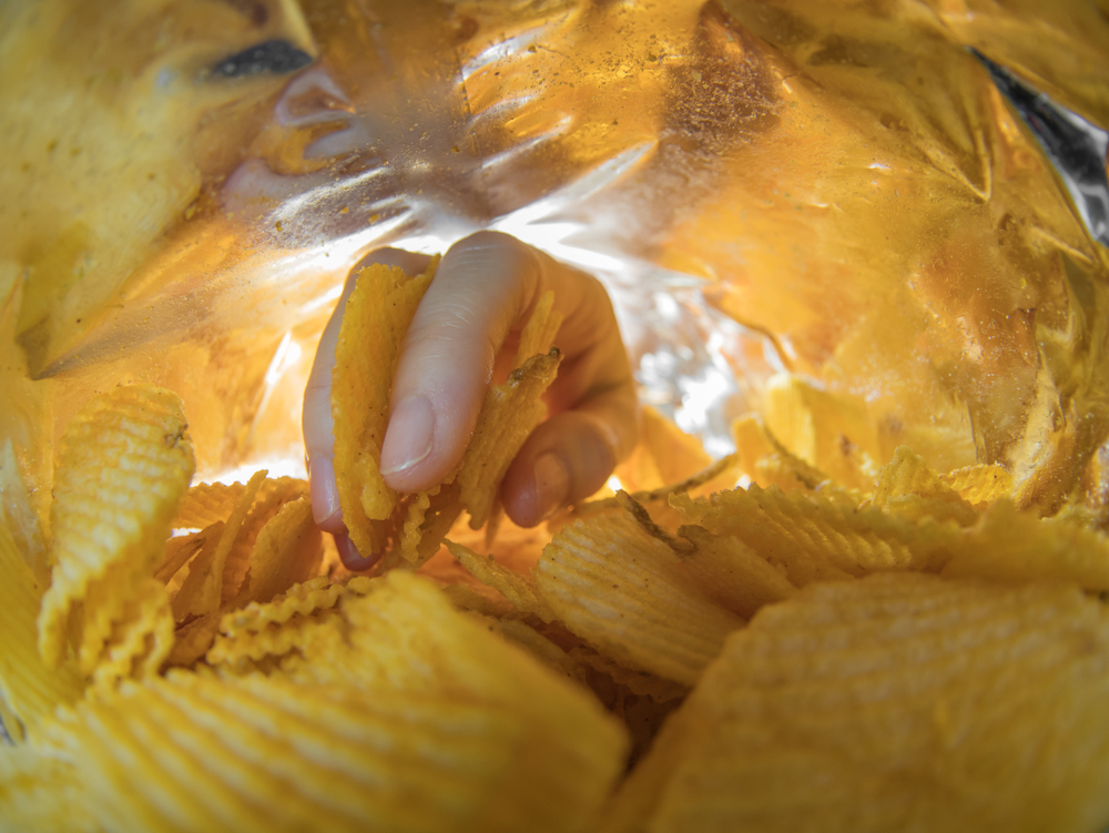 TakingCrispyPotatoChipsInsidePackage - welltica.dk - Vejen til et bedre liv