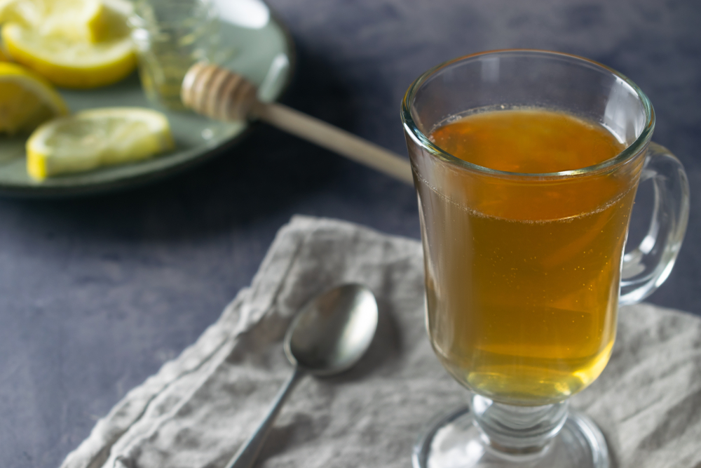 HotToddyCocktailInIrishCoffeeGlassWithLemonAnd - welltica.dk - Vejen til et bedre liv