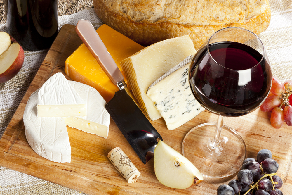 RedWineAndAssortedCheesePlateWithFruit - welltica.dk - Vejen til et bedre liv