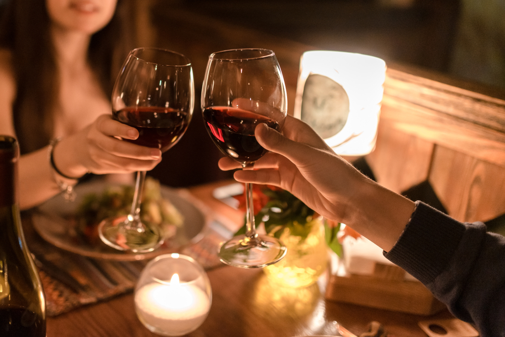 HandOfManAndWomanSittingInADarkRestaurant - welltica.dk - Vejen til et bedre liv