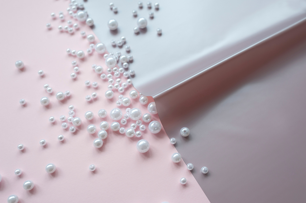 A,Sheet,Of,Paper,With,A,Scattered,Pearl,On,Pink - welltica.dk - Vejen til et bedre liv