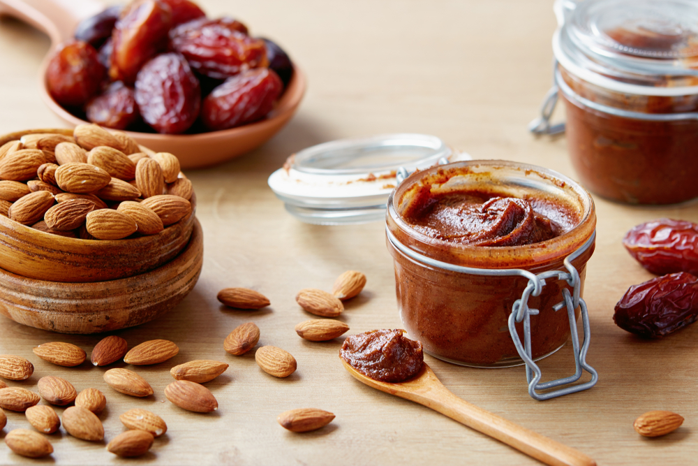 VeganDateSpreadWithAlmondssugar-freeJarOfHomemadeVegan - welltica.dk - Vejen til et bedre liv