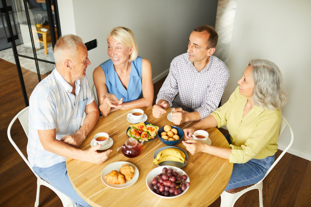 HighAngleViewAtGroupOfCheerfulSeniorPeopleEnjoying - welltica.dk - Vejen til et bedre liv
