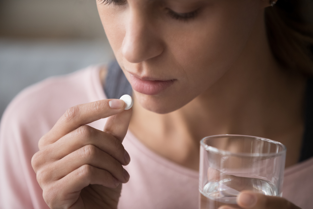 CloseUpCroppedImageMillennialMultiracialGirlHoldingPillAnd - welltica.dk - Vejen til et bedre liv