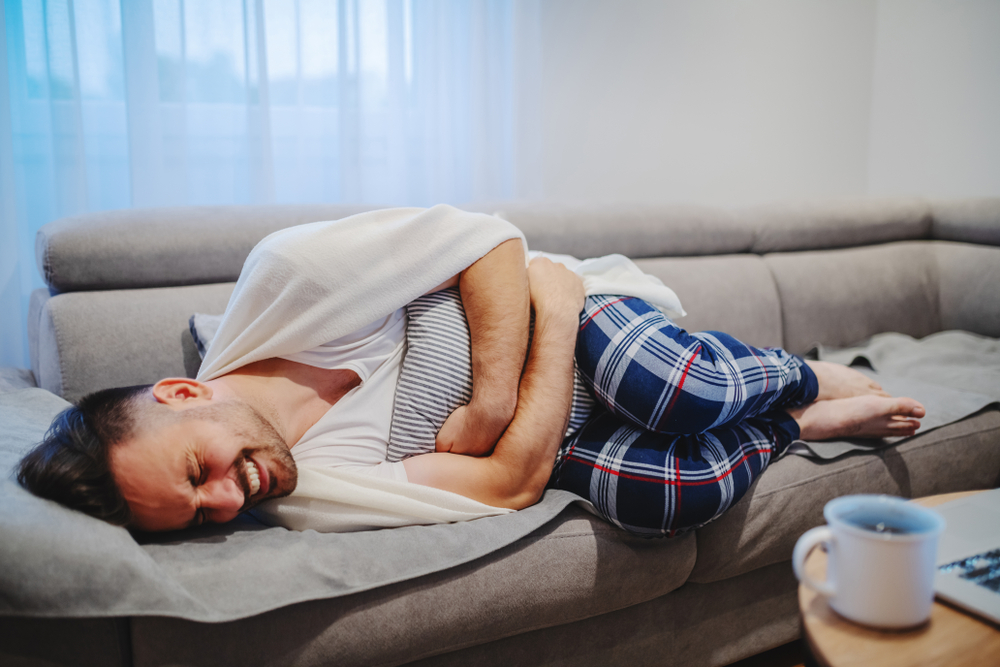 VerySickCaucasianManInPajamasAndCoveredWithBlanket - welltica.dk - Vejen til et bedre liv