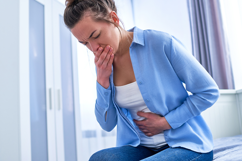 YoungWomanSuffersFromNauseaAndVomitingDueToDigestive - welltica.dk - Vejen til et bedre liv