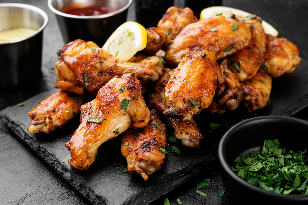 BakedChickenWingsServedWithDifferentSaucesAndLemonBlack - welltica.dk - Vejen til et bedre liv