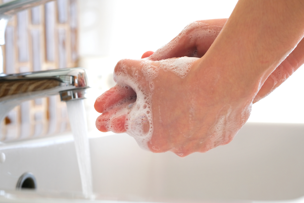 HandOfBeautyWomanWashYourHandsAtTheWash - welltica.dk - Vejen til et bedre liv