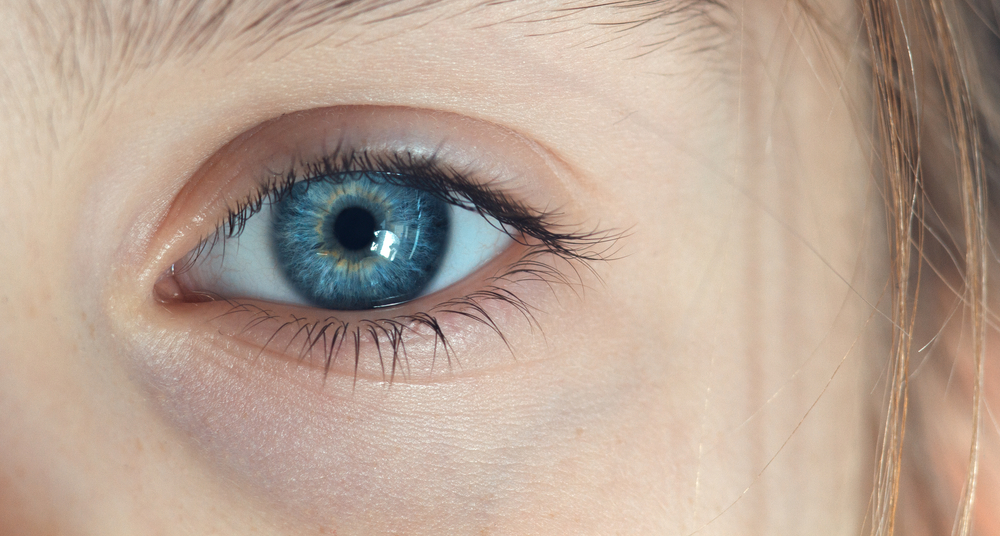 AClose-upOfTheBlueEyeOfAWhite-skinnedGirl - welltica.dk - Vejen til et bedre liv