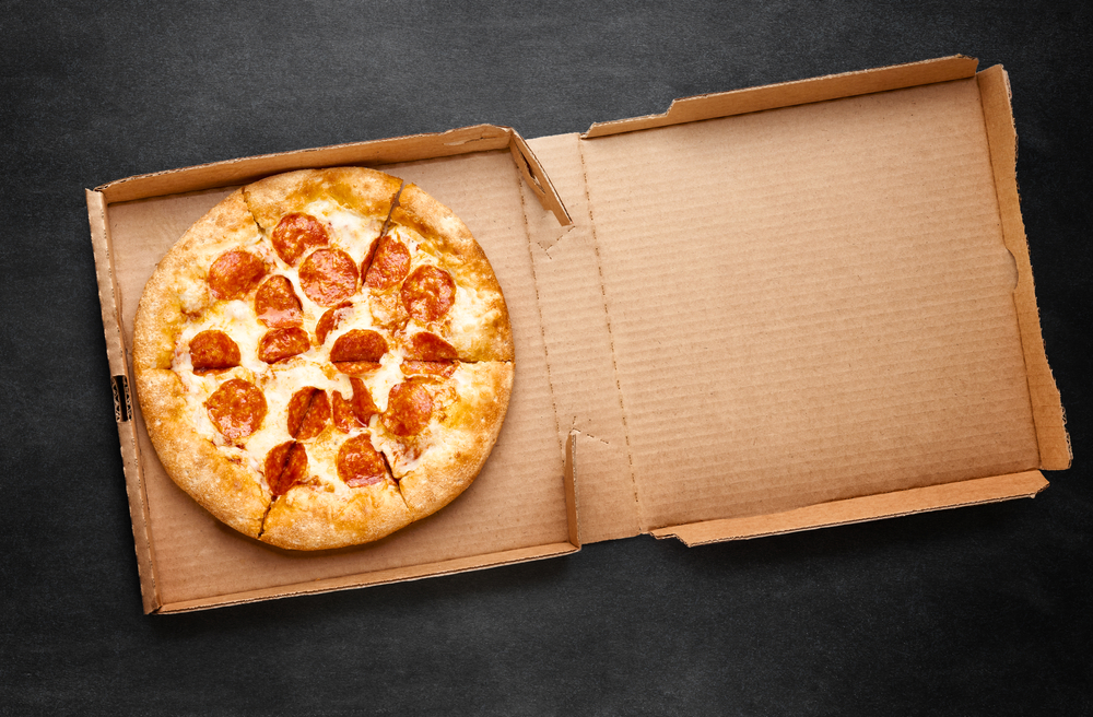 PizzaInACardboardBoxOnADarkChalkboardSpace - welltica.dk - Vejen til et bedre liv
