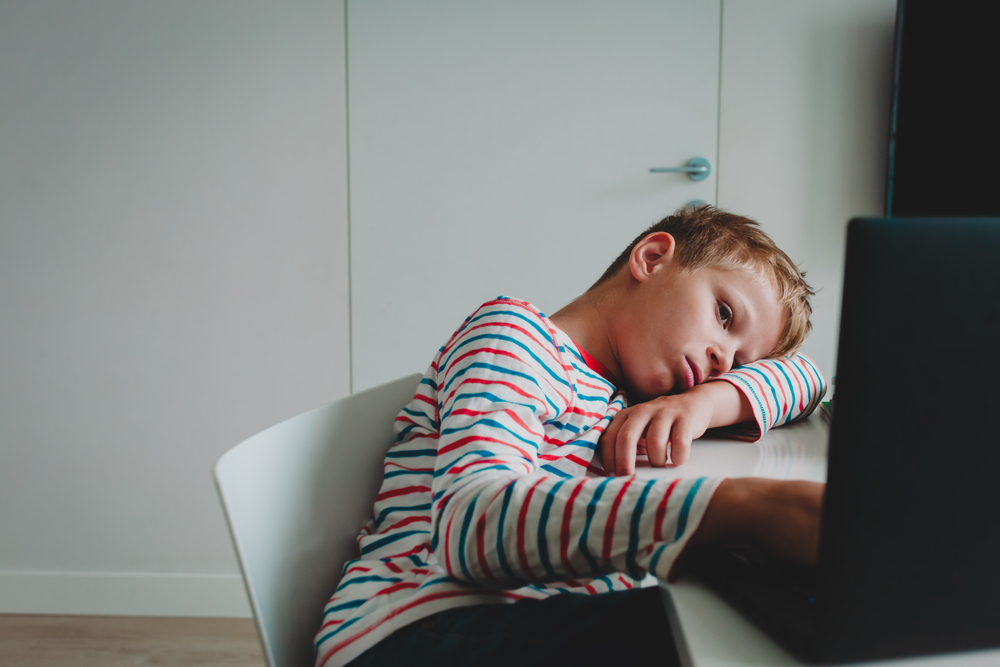 BoredAndSadTeenagerLookingAtComputerKidTiredOf - welltica.dk - Vejen til et bedre liv