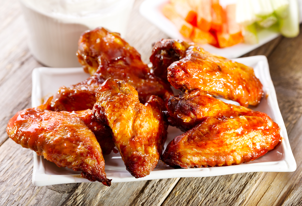 PlateOfChickenWingsOnWoodenTable - welltica.dk - Vejen til et bedre liv