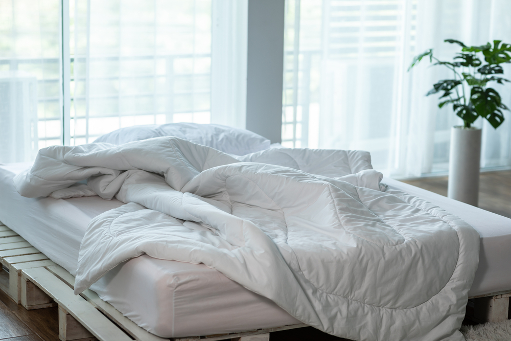 MessedBedWithWhitePillowAndDuvetBlanketWithNatural - welltica.dk - Vejen til et bedre liv