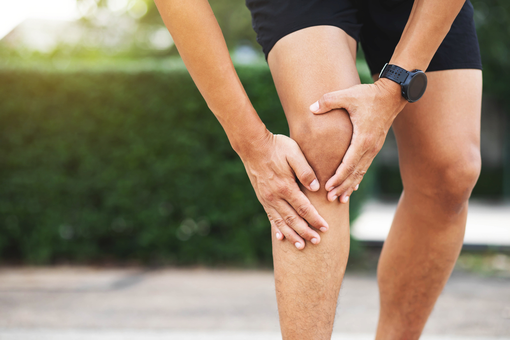 CloseUpAthleteManKneePainAfterExerciseitHappens - welltica.dk - Vejen til et bedre liv