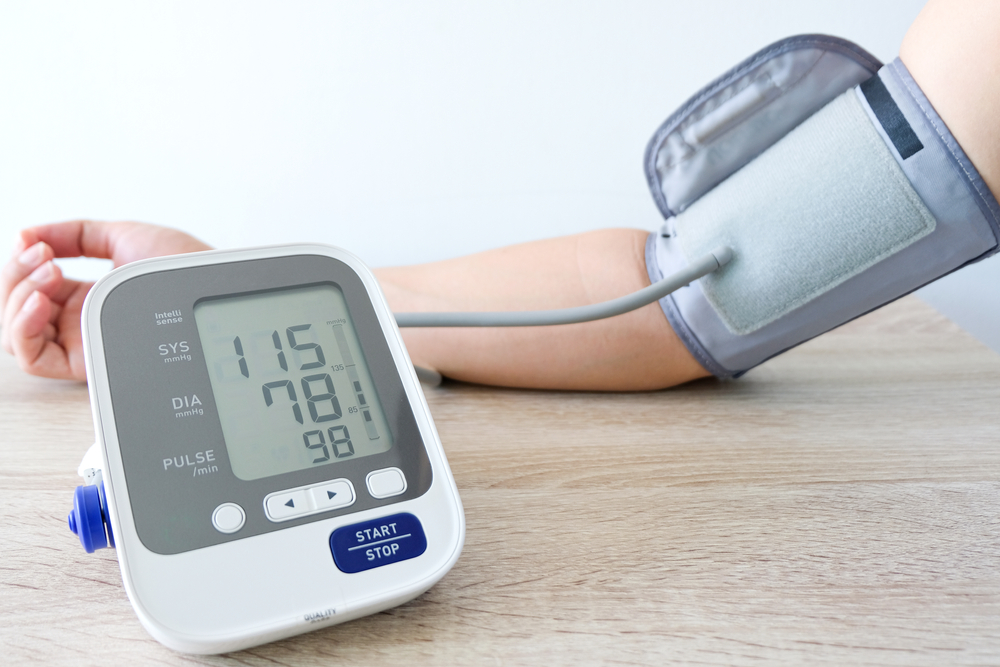 ManCheckBloodPressureMonitorAndHeartRateMonitorWith - welltica.dk - Vejen til et bedre liv