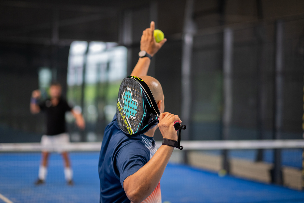 MonitorTeachingPadelClassToManHisStudent-Trainer - welltica.dk - Vejen til et bedre liv