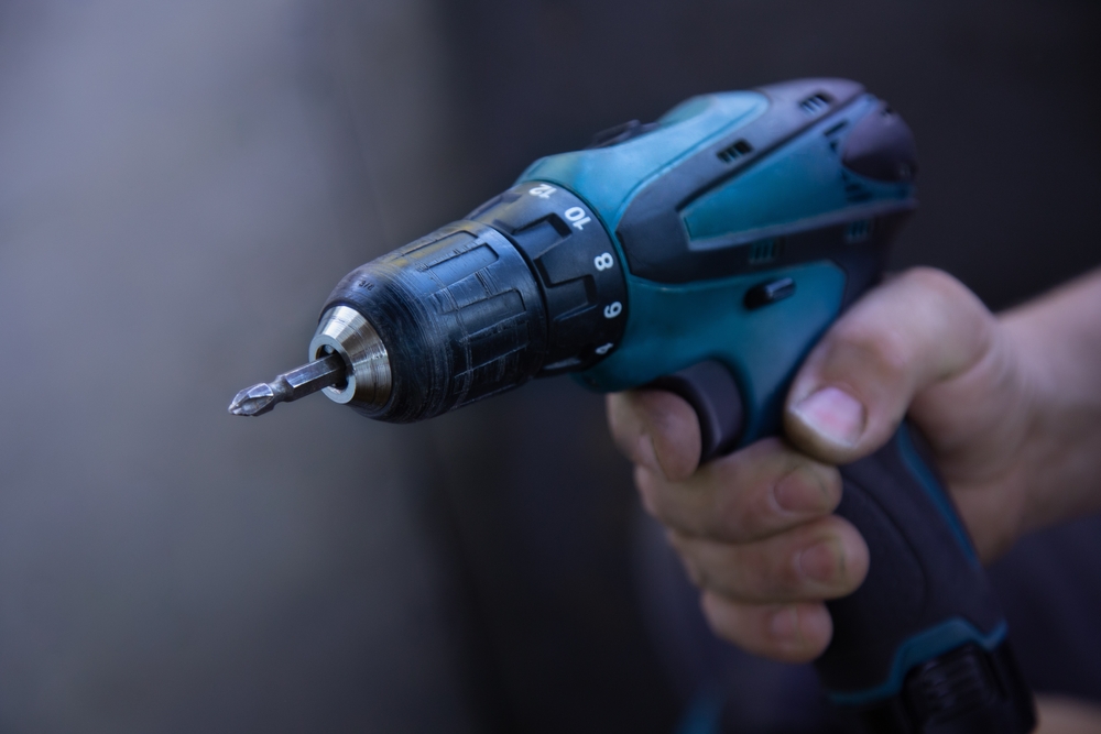 MaleWorkerHandHoldsBlueElectricDrillcordlessScrewdriverToolMaster - welltica.dk - Vejen til et bedre liv