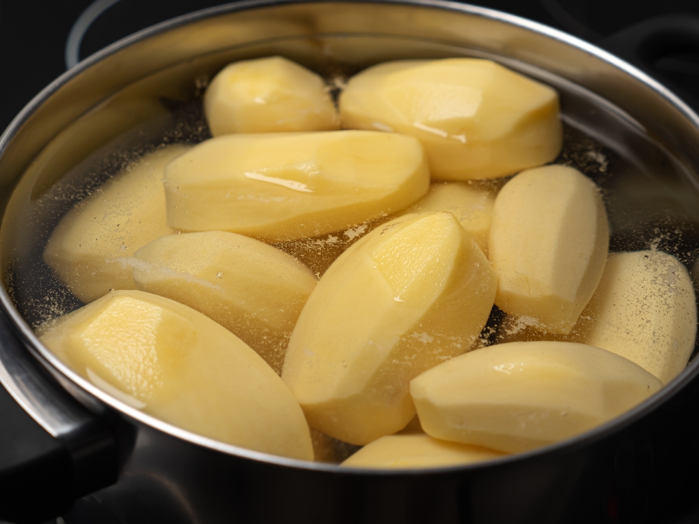 CookingPotatosInBoilingWaterInSaucepanCloseup - welltica.dk - Vejen til et bedre liv
