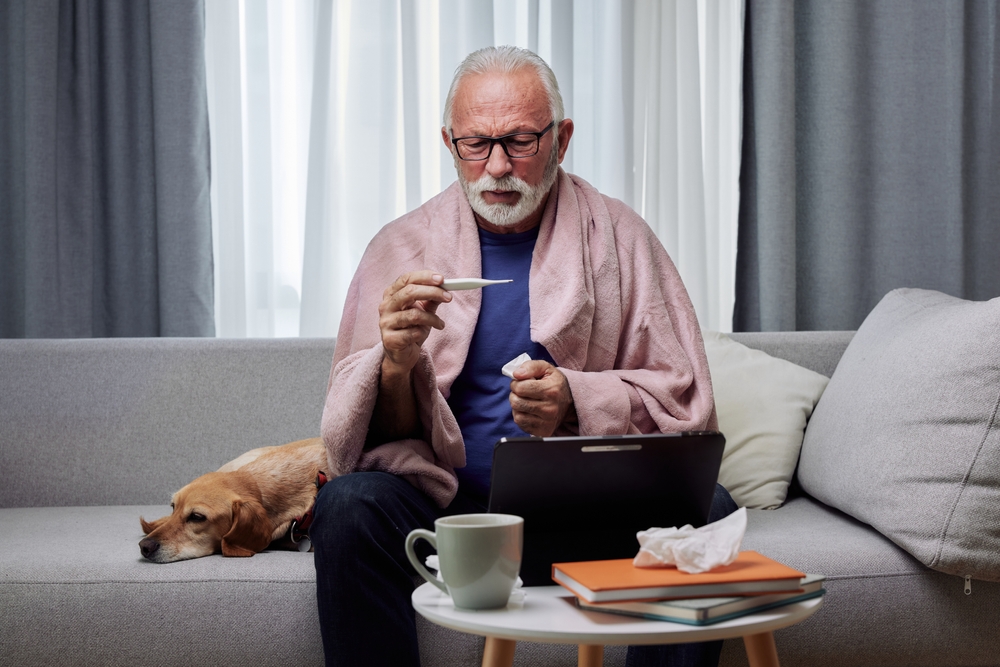 Sick,Elderly,Man,Checking,His,Temperature,Suffering,From,Seasonal,Flu - welltica.dk - Vejen til et bedre liv