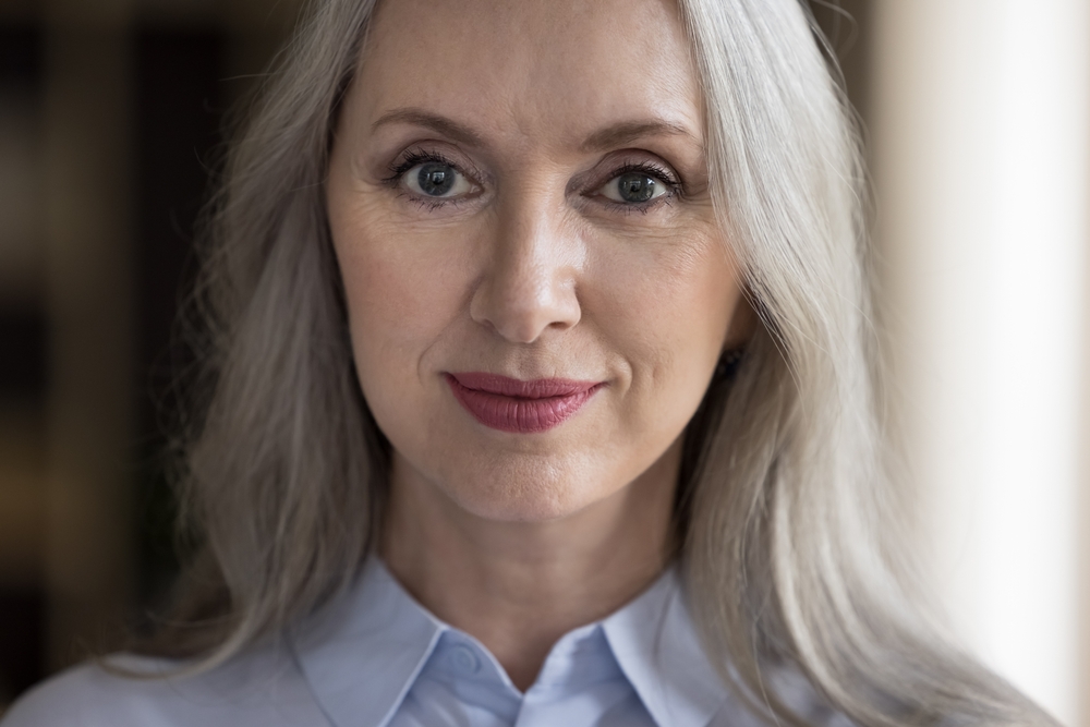 PositiveConfidentBeautifulMatureWomanHeadShotCloseUpPortrait - welltica.dk - Vejen til et bedre liv