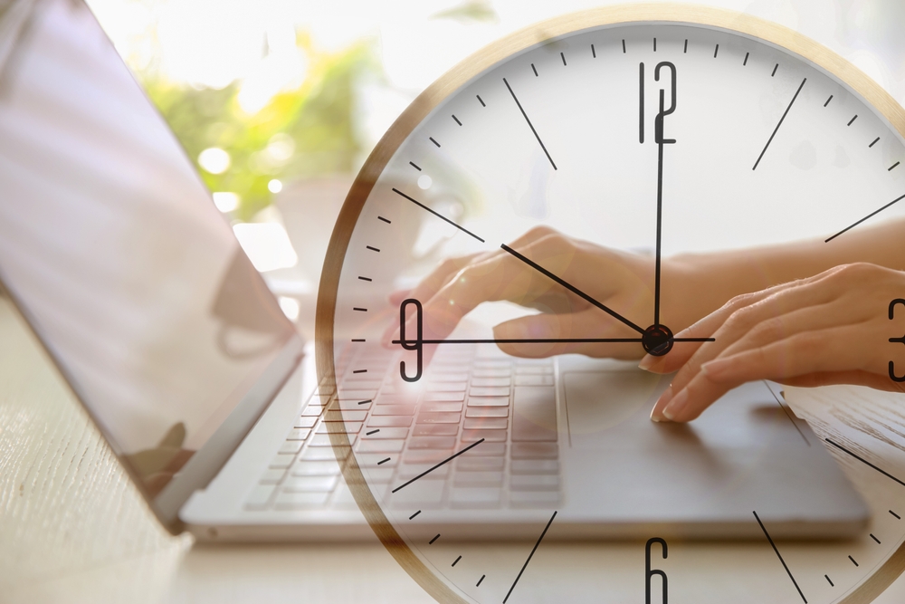 DoubleExposureOfWomanWorkingOnLaptopAndClock - welltica.dk - Vejen til et bedre liv