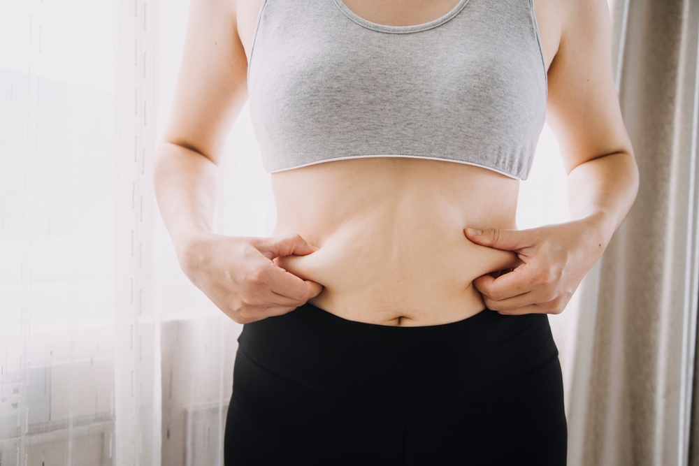 BeautifulFatWomanWithTapeMeasureSheUsesHerHand - welltica.dk - Vejen til et bedre liv