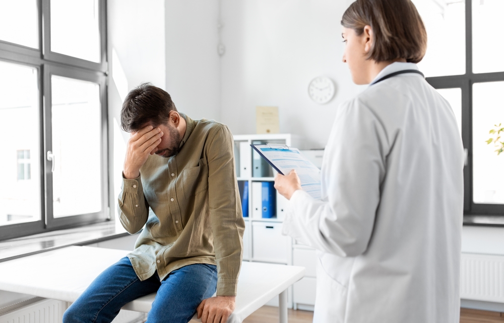 MedicineHealthcareAndPeopleConcept-FemaleDoctorWithClipboard - welltica.dk - Vejen til et bedre liv