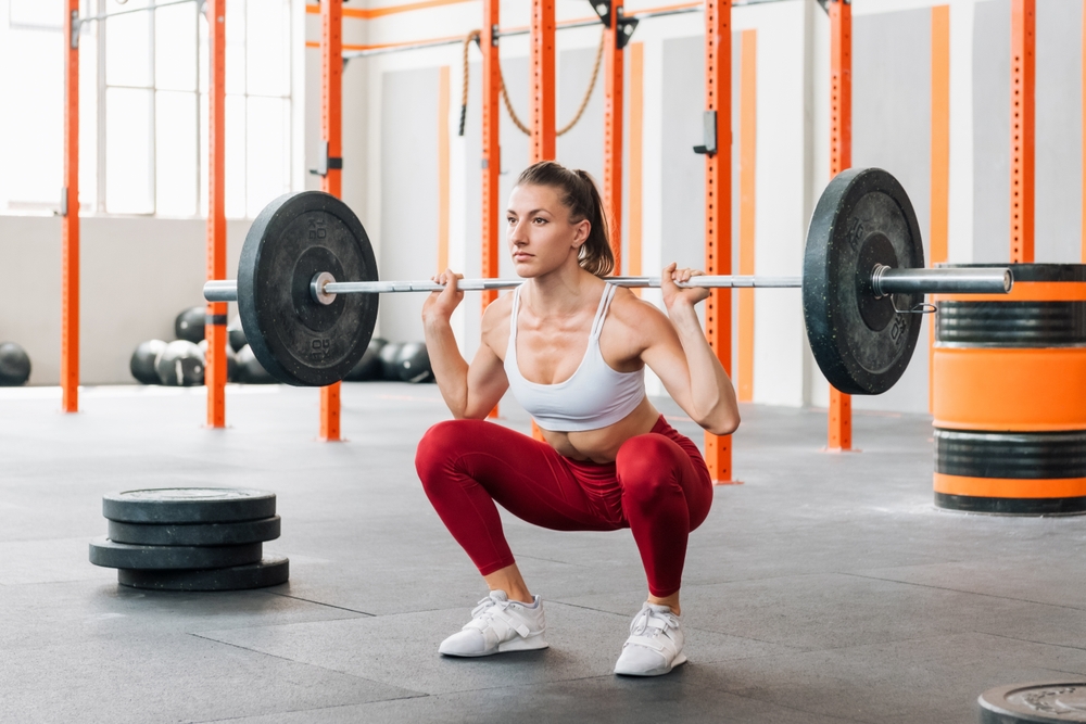FullBodyFemaleAthleteInActivewearLookingAwayAndDoing - welltica.dk - Vejen til et bedre liv