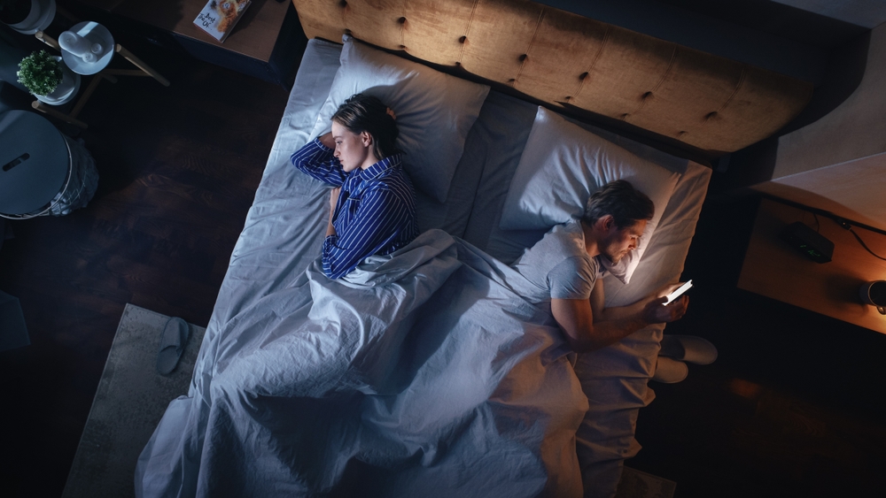 Top,View,Bedroom,Apartment:,Man,Uses,Smartphone,In,Bed,At - welltica.dk - Vejen til et bedre liv