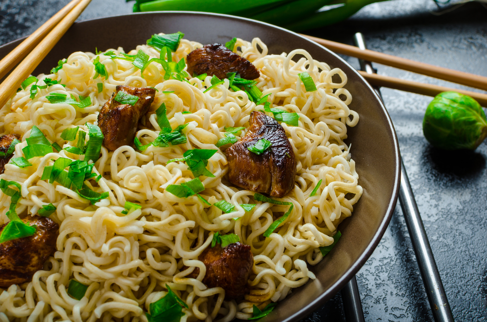AsianChickenNoodlesSaladFreshOnionsSproutsAndSpringOnions - welltica.dk - Vejen til et bedre liv