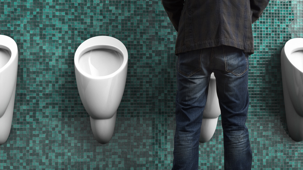 AManPeesInAPublicToiletBackViewMens - welltica.dk - Vejen til et bedre liv