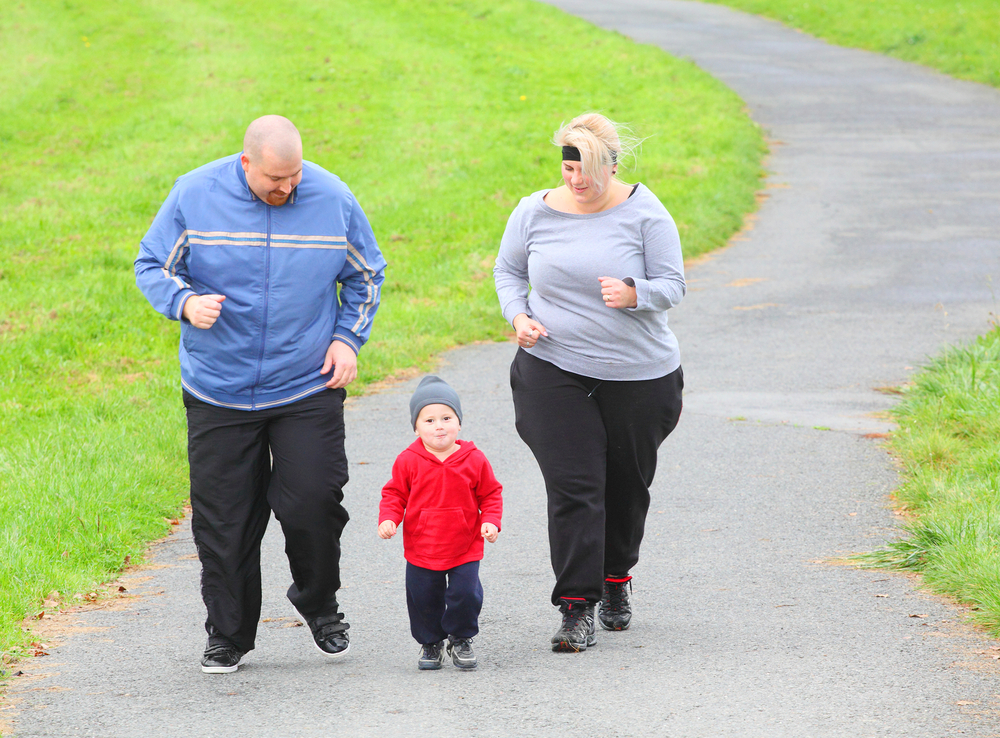 OverweightParentsWithHerSonRunningTogether - welltica.dk - Vejen til et bedre liv