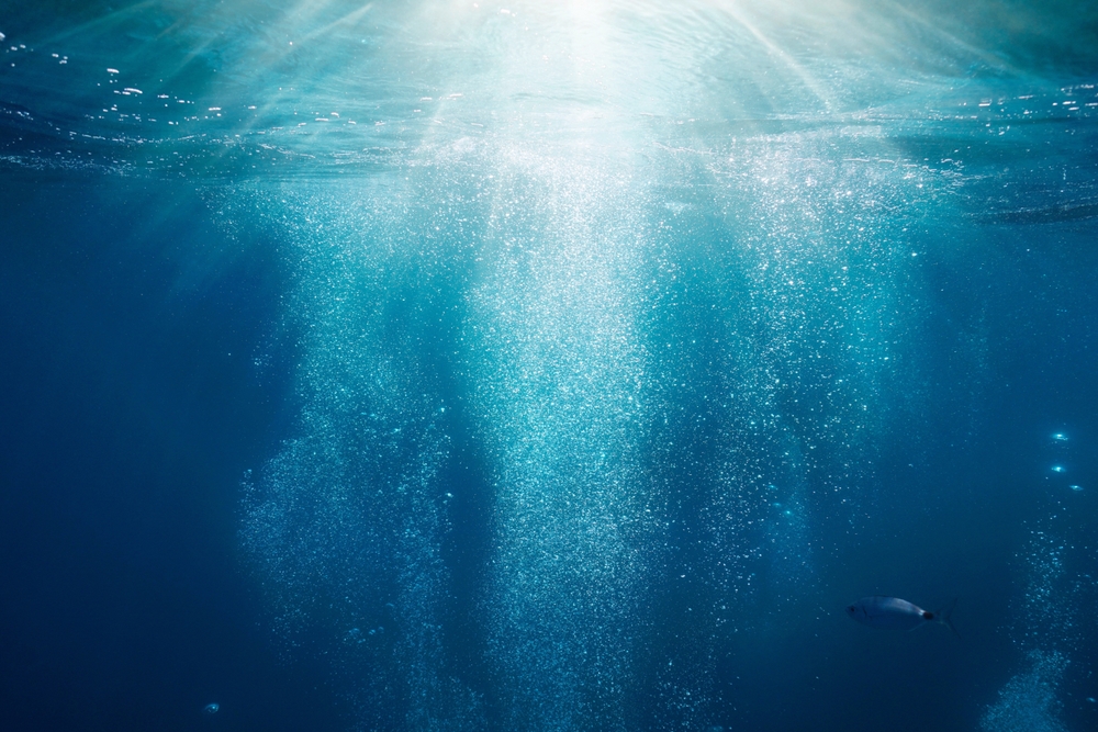 SunlightUnderwaterWithBubblesRisingToWaterSurfaceInThe - welltica.dk - Vejen til et bedre liv