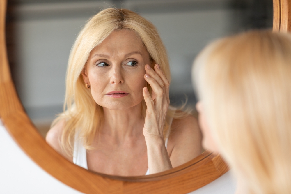 SkinAgingConceptBeautifulAgedWomanLookingAtMirrorAt - welltica.dk - Vejen til et bedre liv