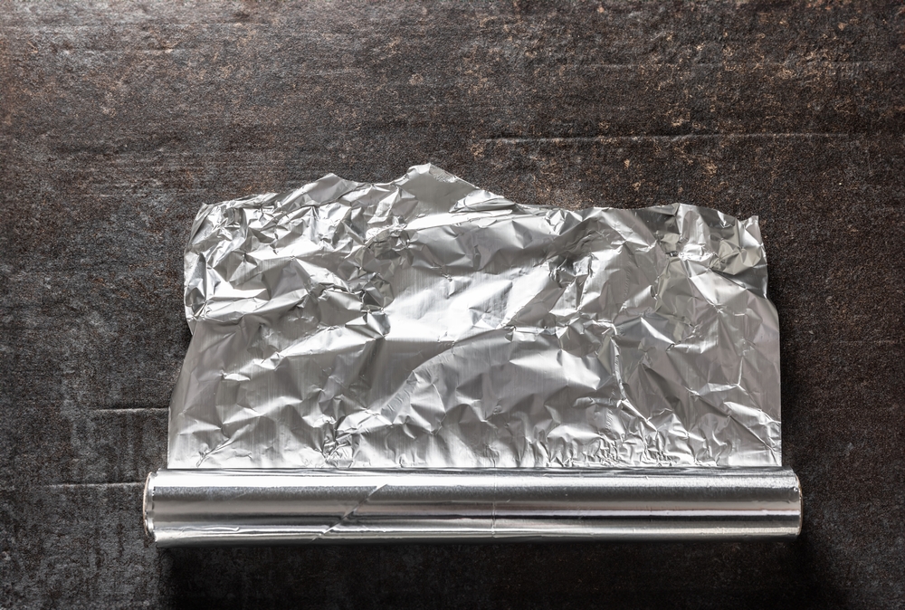Aluminium,Foil,On,Dark,Concrete,Background. - welltica.dk - Vejen til et bedre liv