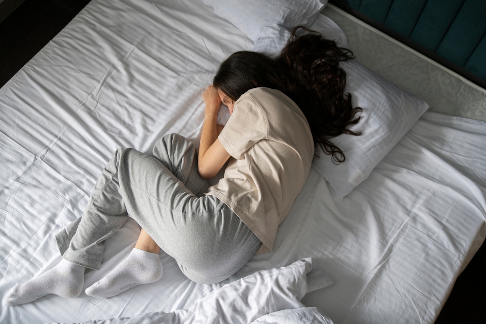 AWomanIsCapturedTakingANapCurledUpIn - welltica.dk - Vejen til et bedre liv