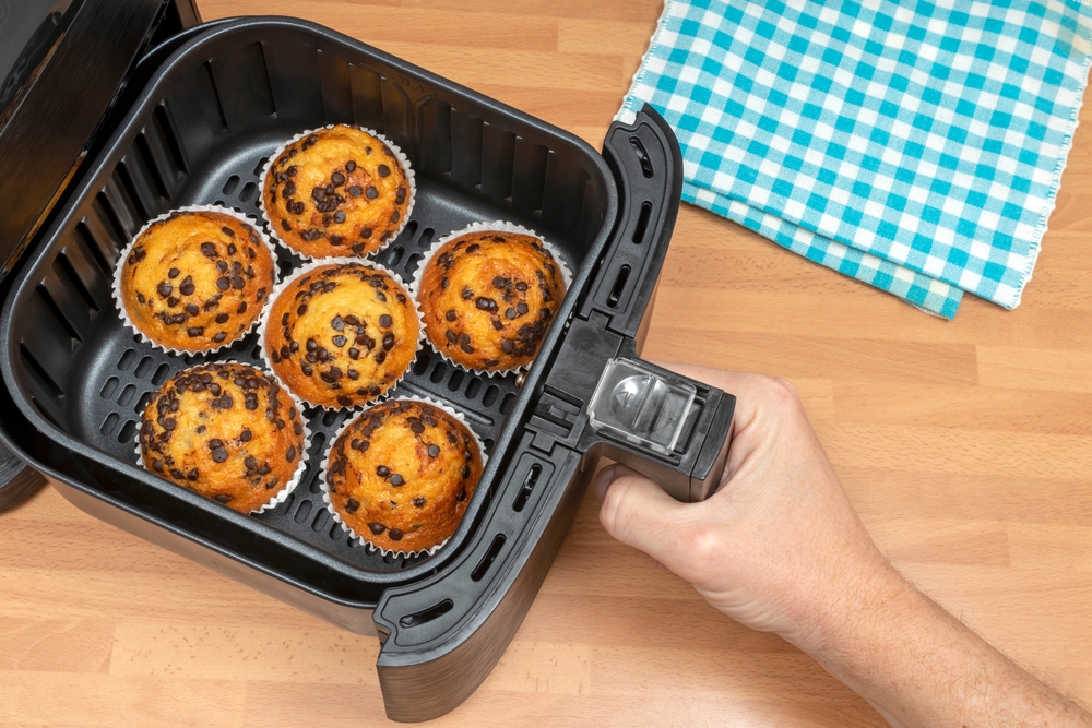 HandBakingHomemadeMuffinsOrCupcakesWithChocolateChipsIn - welltica.dk - Vejen til et bedre liv