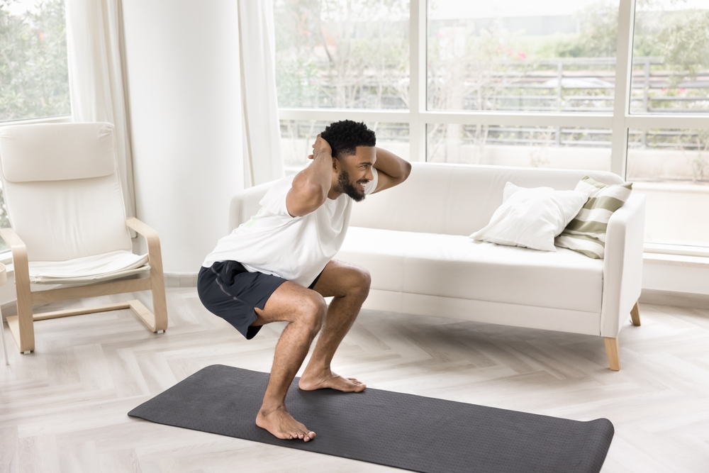 HappySportyStrongYoungAfricanGuyDoingMorningExerciseOn - welltica.dk - Vejen til et bedre liv