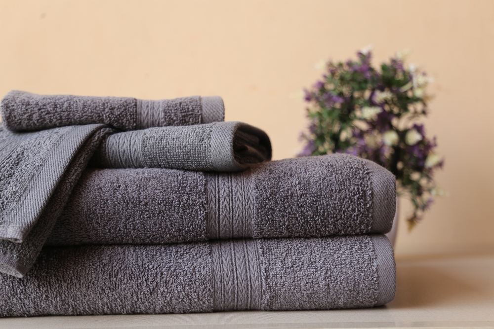 StackOf2GrayBathTowelWith2HandTowel - welltica.dk - Vejen til et bedre liv