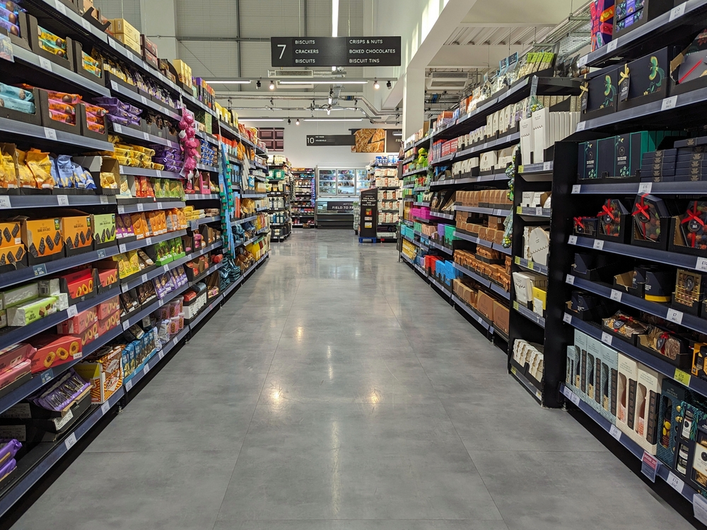 AnAisleWithShelvesFullOfFoodProductsIsSeen - welltica.dk - Vejen til et bedre liv