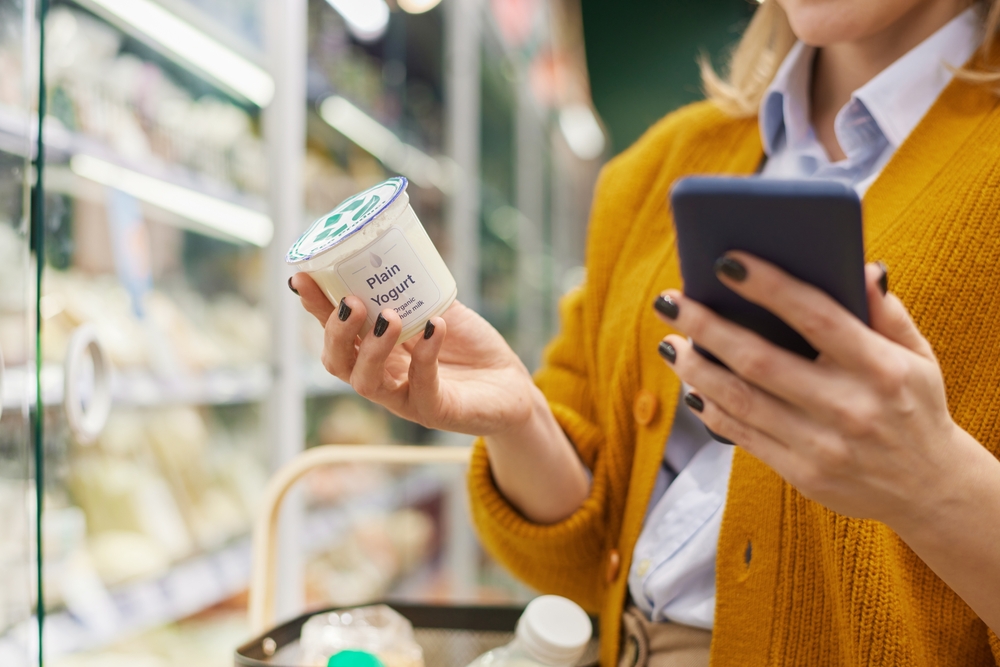 CloseUpOfUnrecognizableWomanBuyingDairyProductsInSupermarket - welltica.dk - Vejen til et bedre liv