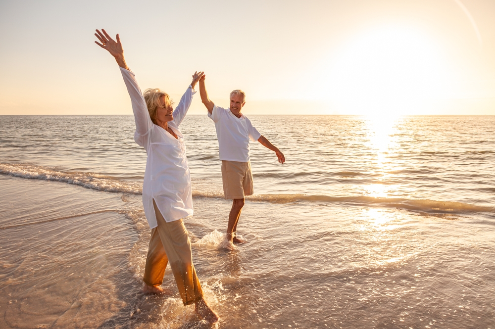 HappySeniorManAndWomanOldRetiredCoupleWalkingAnd - welltica.dk - Vejen til et bedre liv