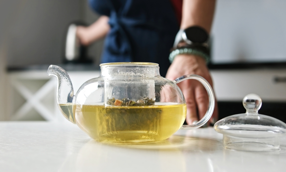 GirlPreparingGreenTeaInTheKitchenForBreakfast - welltica.dk - Vejen til et bedre liv