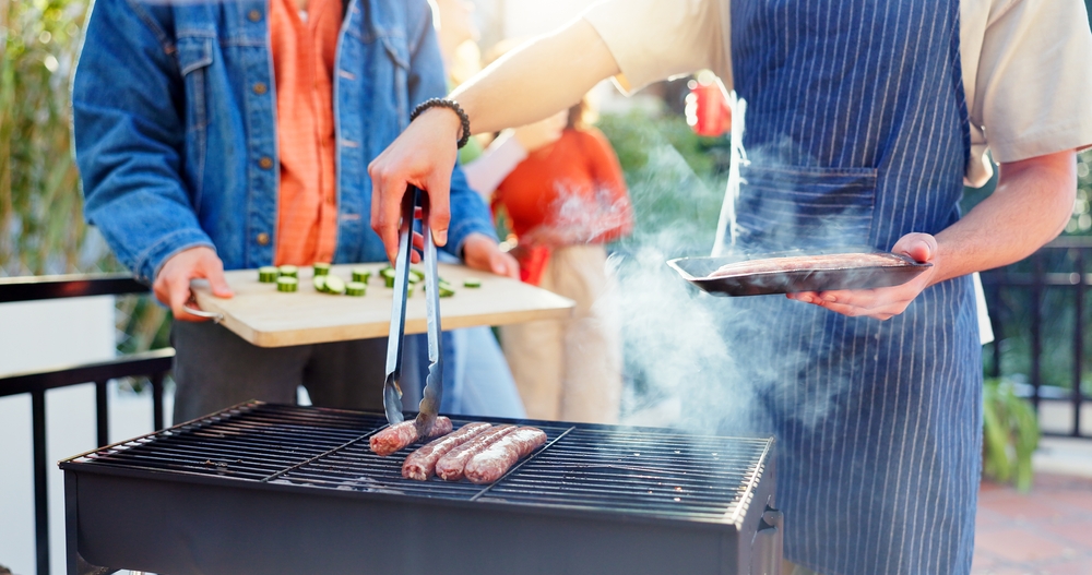 BarbecueFoodAndFriendsWithSausageOutdoorBackyardForMeal - welltica.dk - Vejen til et bedre liv