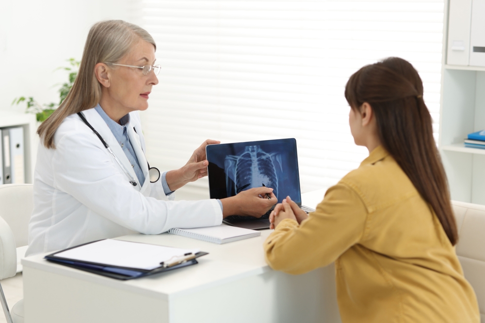 LungCancerDoctorShowingChestX-rayOnLaptopToHer - welltica.dk - Vejen til et bedre liv