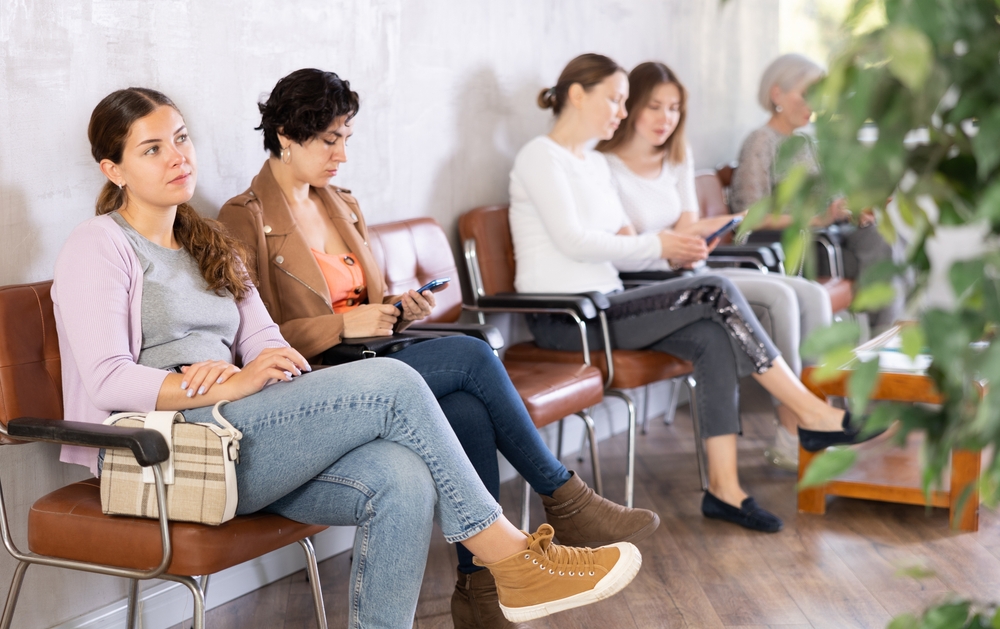 YoungConcentratedWomanInCasualClothesSitsOnChairIn - welltica.dk - Vejen til et bedre liv