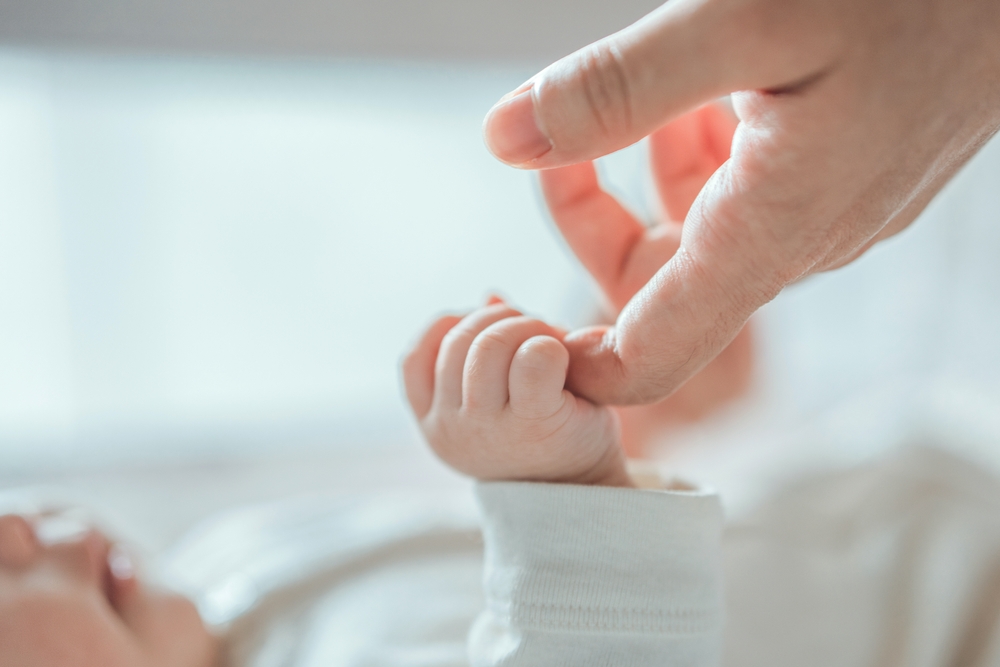 Close-upLittleHandOfChildBabyHoldingHandOfMother - welltica.dk - Vejen til et bedre liv