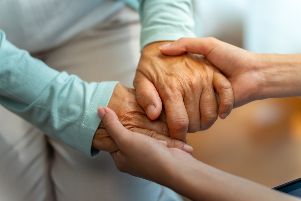 AsianWomanDoctorConsolingSeniorPatientWithHoldingHerHand - welltica.dk - Vejen til et bedre liv